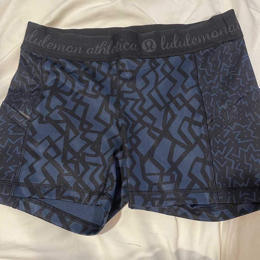 Lululemon logo athletic biker short size 8 navy and black with pockets